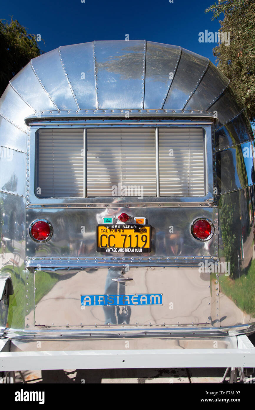 Vue extérieure verticale de caravane Airstream vintage à la 4e Conférence annuelle Vintage Trailer Bash, battant pavillon RV Resort, Buellton, Californie Banque D'Images