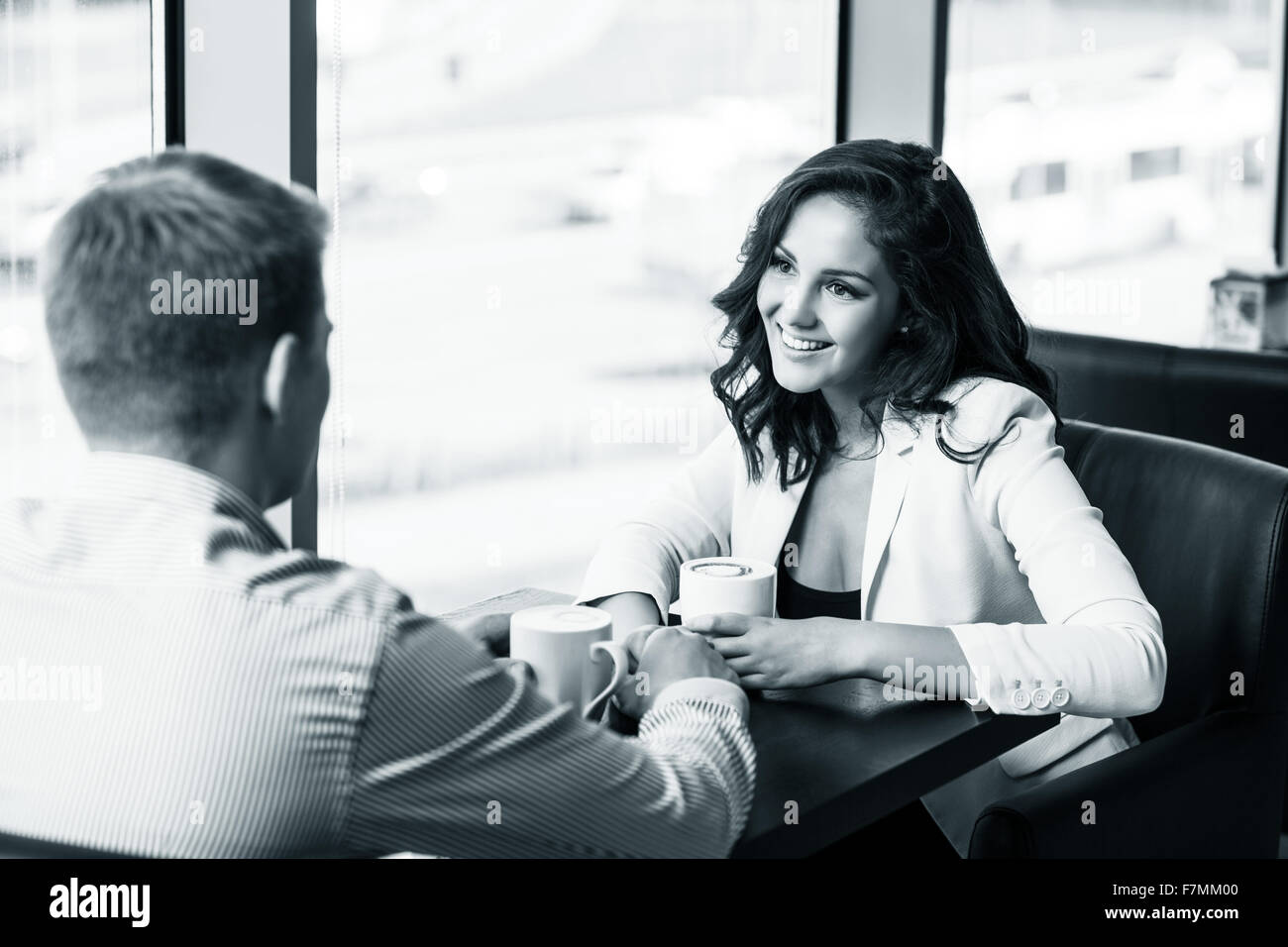 Femme un café avec un homme en cafe Banque D'Images