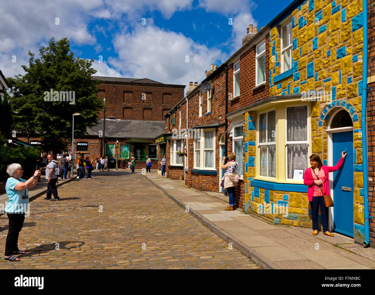 Les touristes visitant l'ensemble de Coronation Street un opéra de savon fabriqué par ITV en Angleterre Manchester UK Banque D'Images