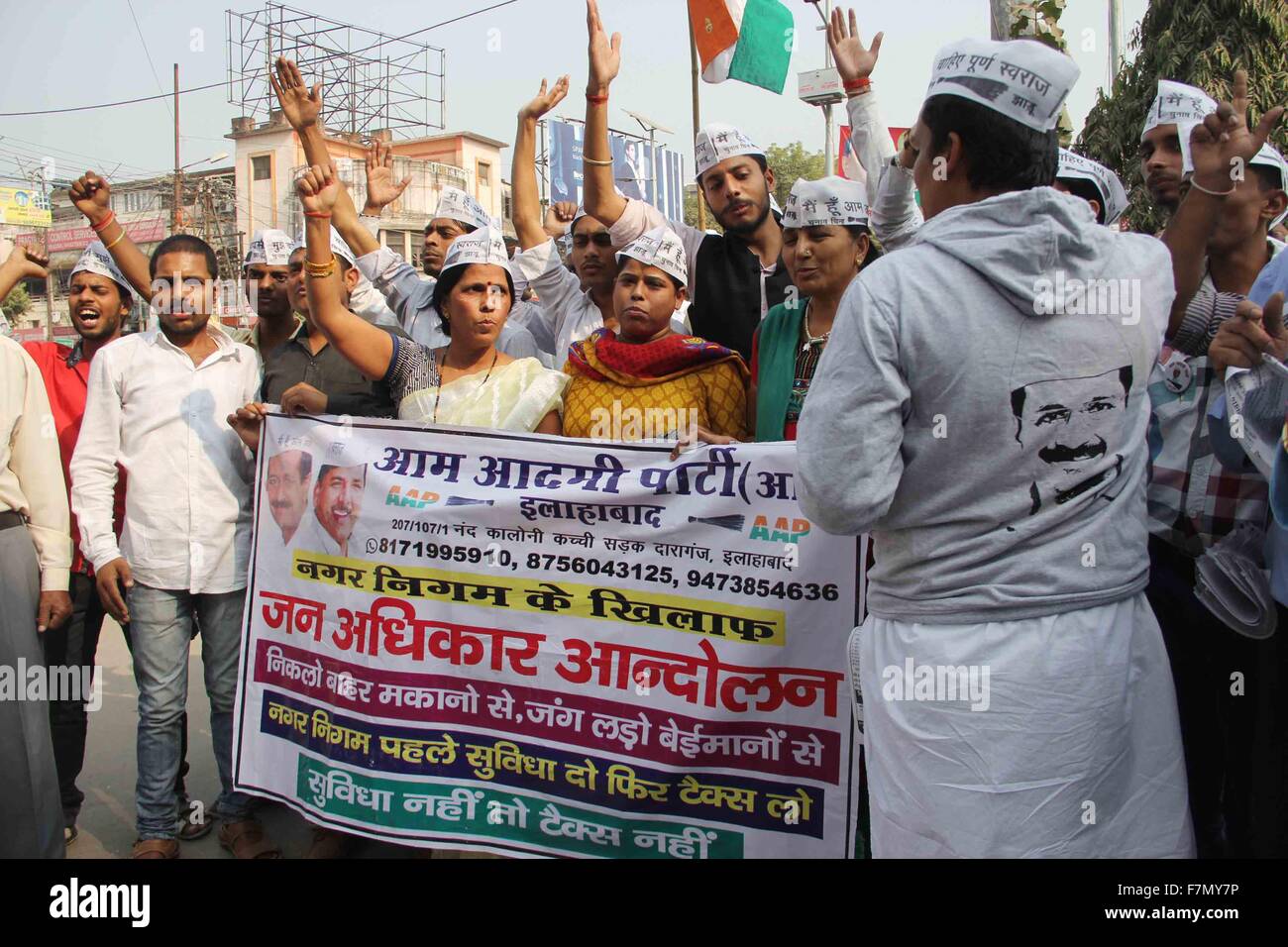 Allahabad, Inde. 06Th Nov, 2015. Aam Aadmi Partie (PAA) militants crier des slogans contre le Ministre en chef Akhilesh Yadav au cours d'une manifestation contre une augmentation de la taxe sur l'augmentation du prix et de la bouteille et de diverses marchandises. © Amar profonde / Pacific Press/Alamy Live News Banque D'Images