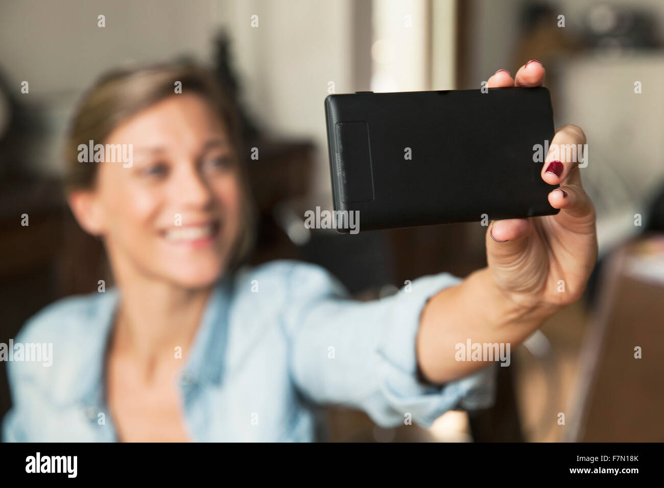 Woman with smartphone selfies Banque D'Images