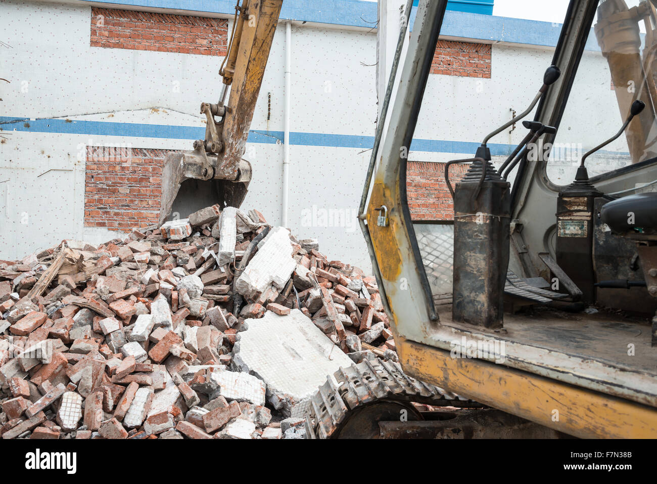 Démolition de béton et brique excavateur décombres horizontale de débris Banque D'Images
