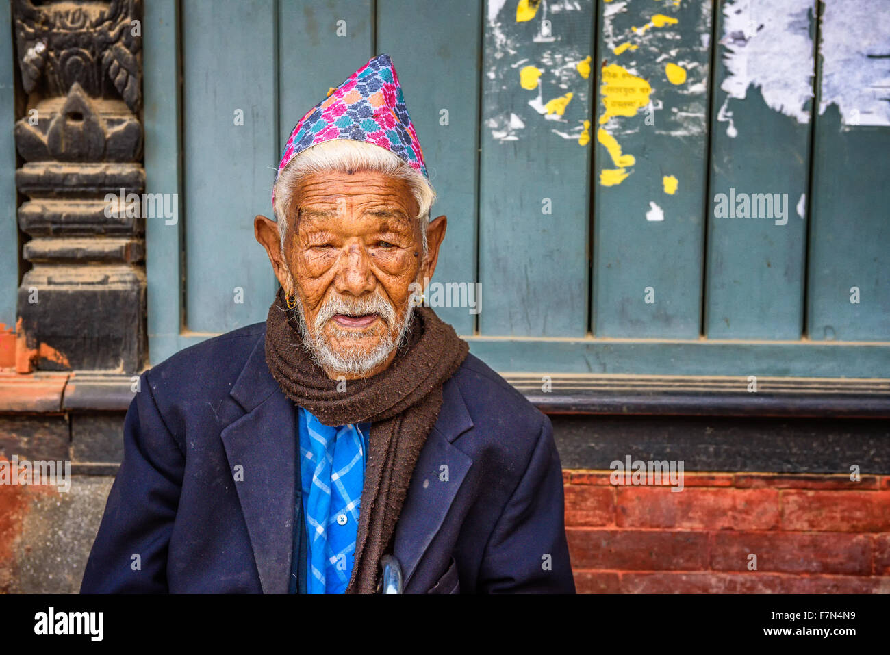 Un homme âgé assis dans la rue de Katmandou Banque D'Images