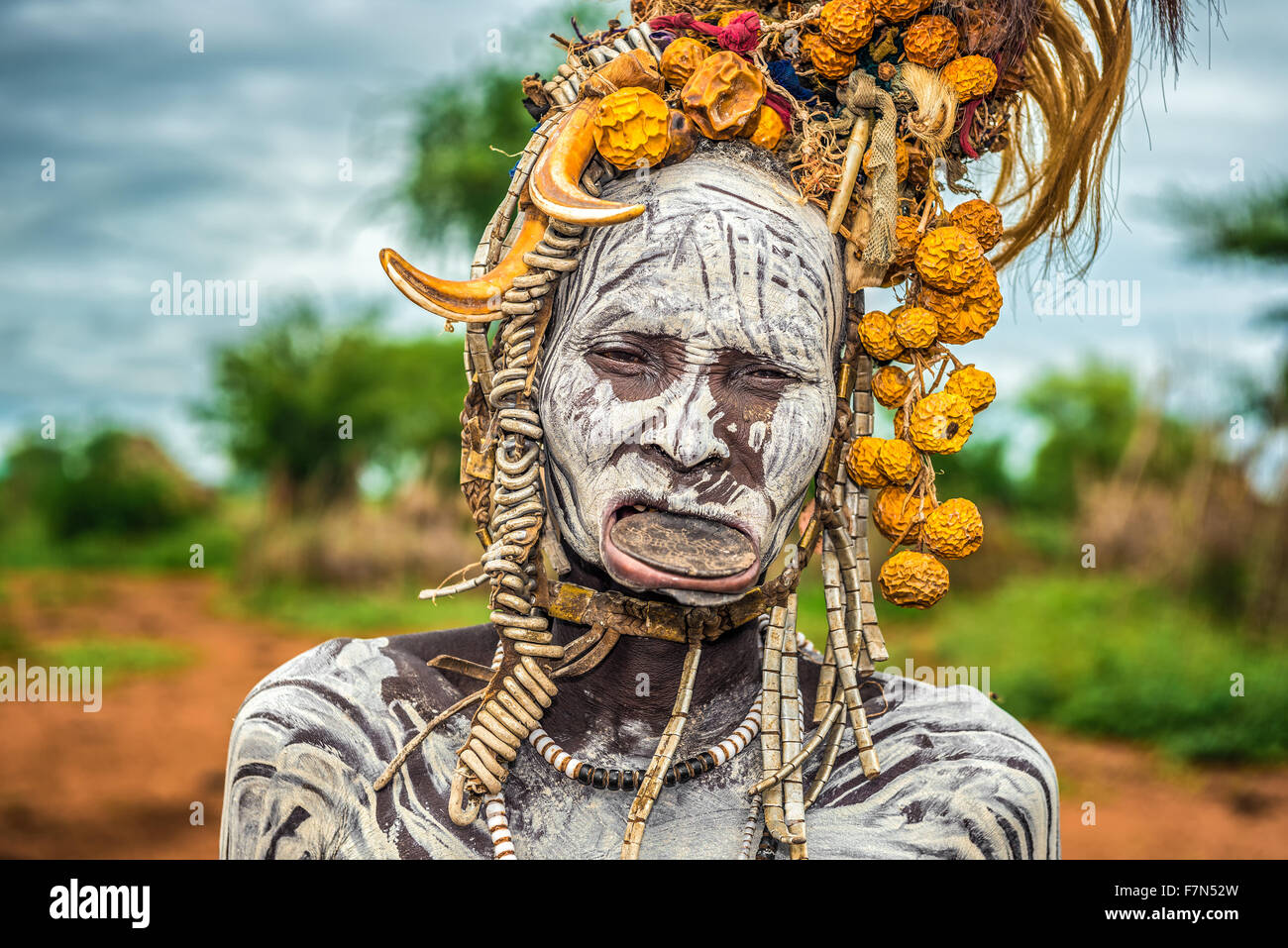 Vieille Femme de la tribu Mursi africaine avec la lèvre plaque dans son village. Banque D'Images