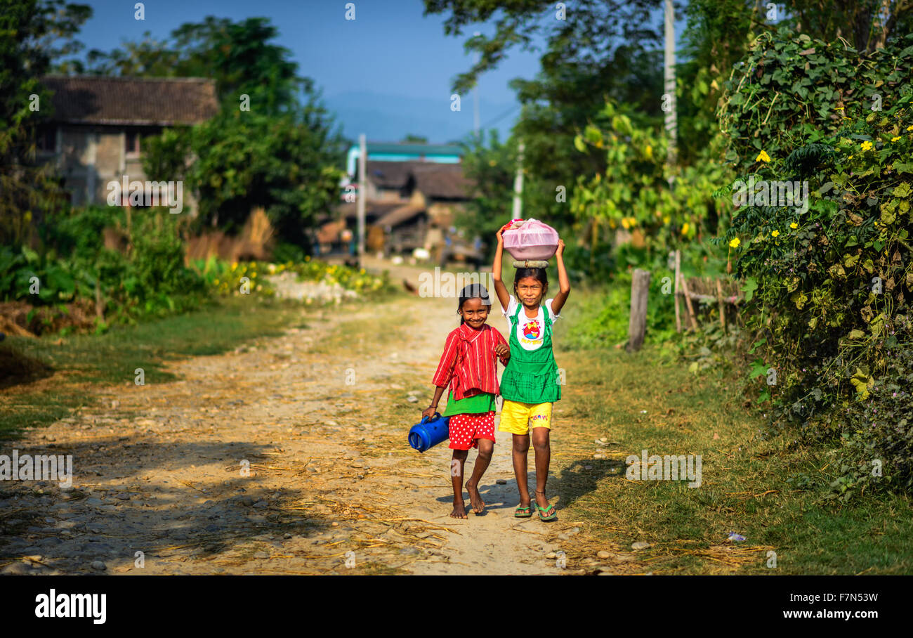 Deux enfants népalais dans leur village à pied Banque D'Images