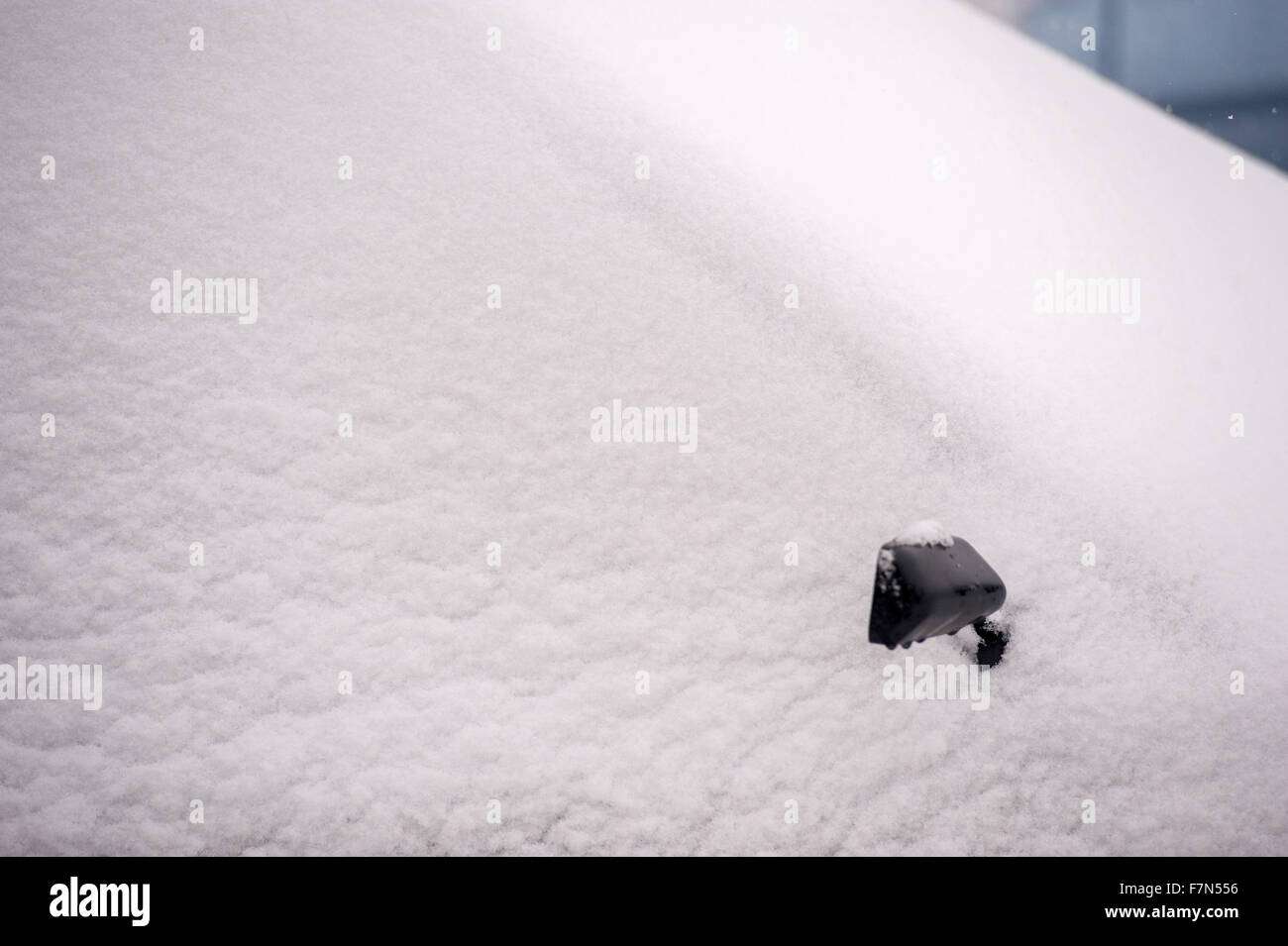 Voiture couverte de neige avec wing mirror montrant à travers la neige Banque D'Images