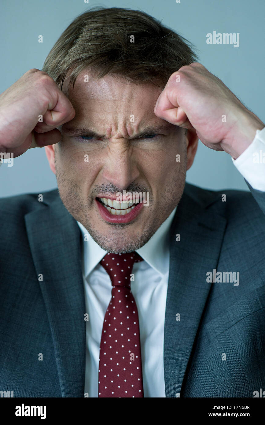 Businessman clenching fists en colère Banque D'Images