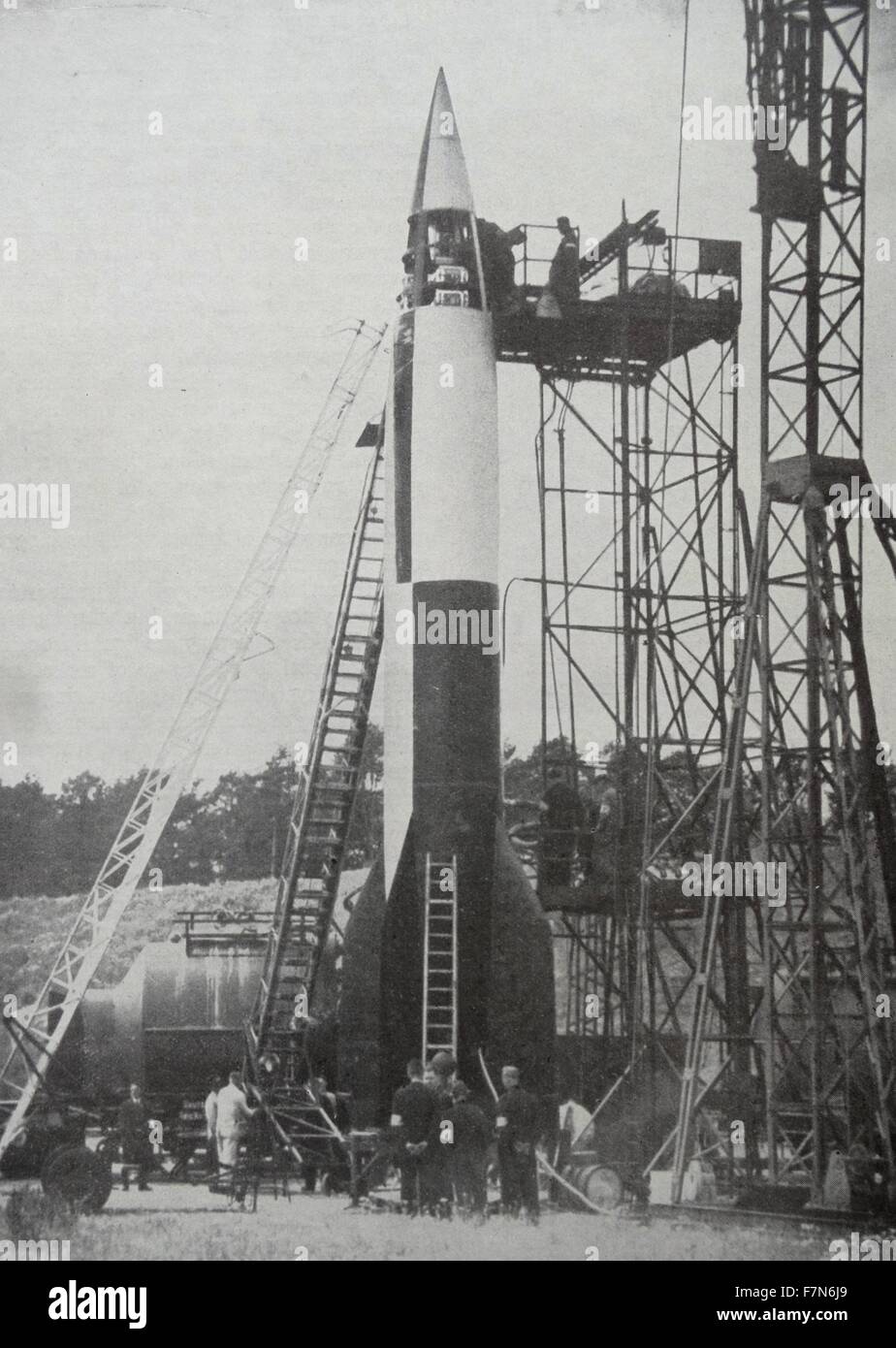 Le V-2 (allemand : Vergeltungswaffe 2, 'Retribution 2 Arme'), nom technique Aggregat-4 (A4), fut le premier long-range[4] de missiles balistiques. La fusée à propergol liquide a été développé pendant la Seconde Guerre mondiale en Allemagne comme un 'vengeance' d'armes nucléaires, conçus pour s'attaquer à des villes alliées 1942 Banque D'Images