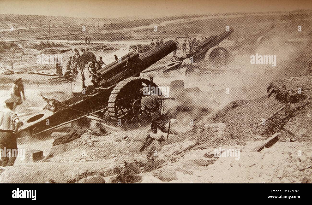 Dans la guerre de 1914-1918, de l'armement a grandi de plus en plus destructeur. Huit pouces howitzer fire un barrage au cours de la bataille de la Somme en août 1916, de derrière un monticule. Banque D'Images