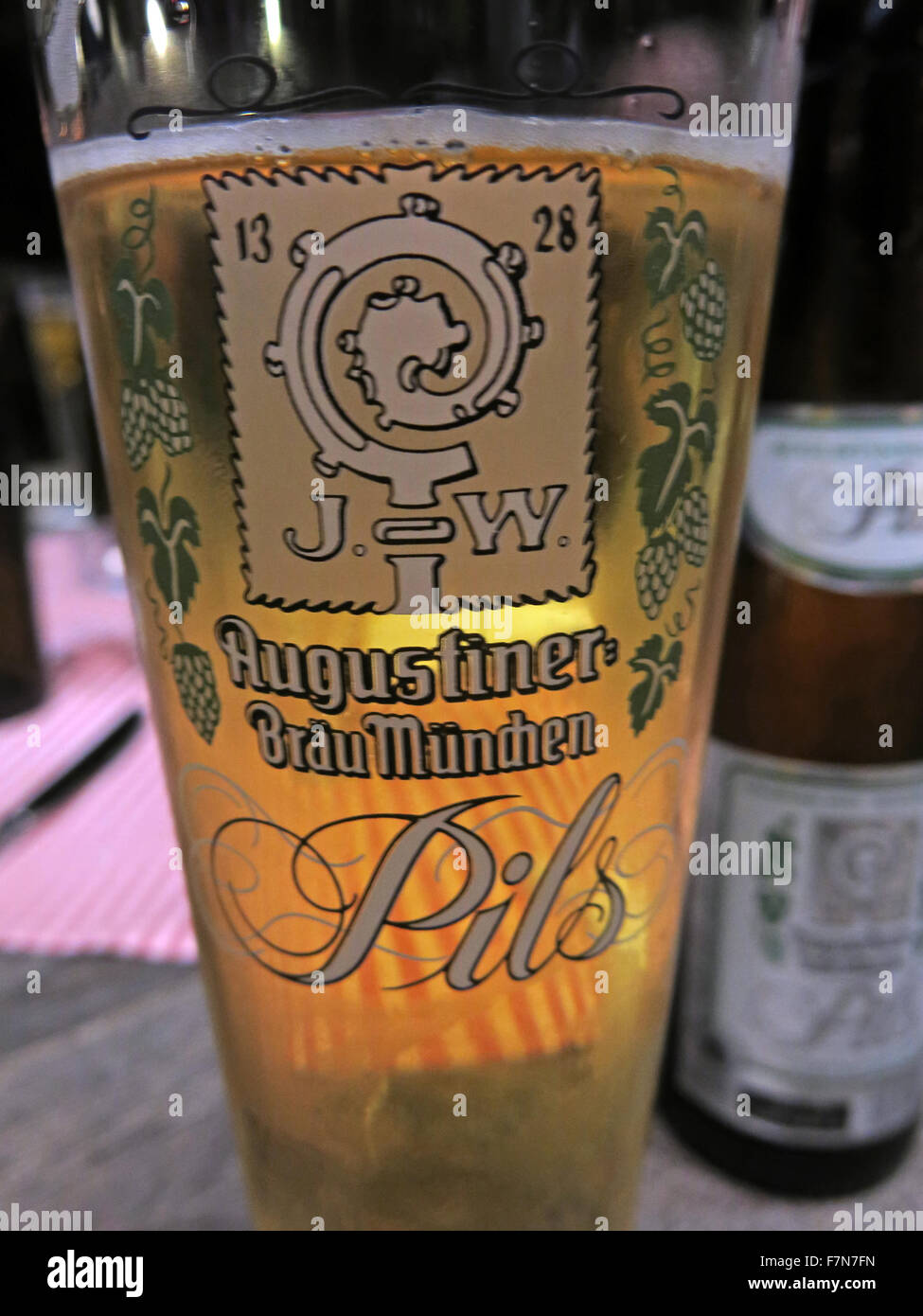 Oktoberfest à Munich,Allemagne,Baveria Augustiner Bräu Pils,verre, bière Banque D'Images