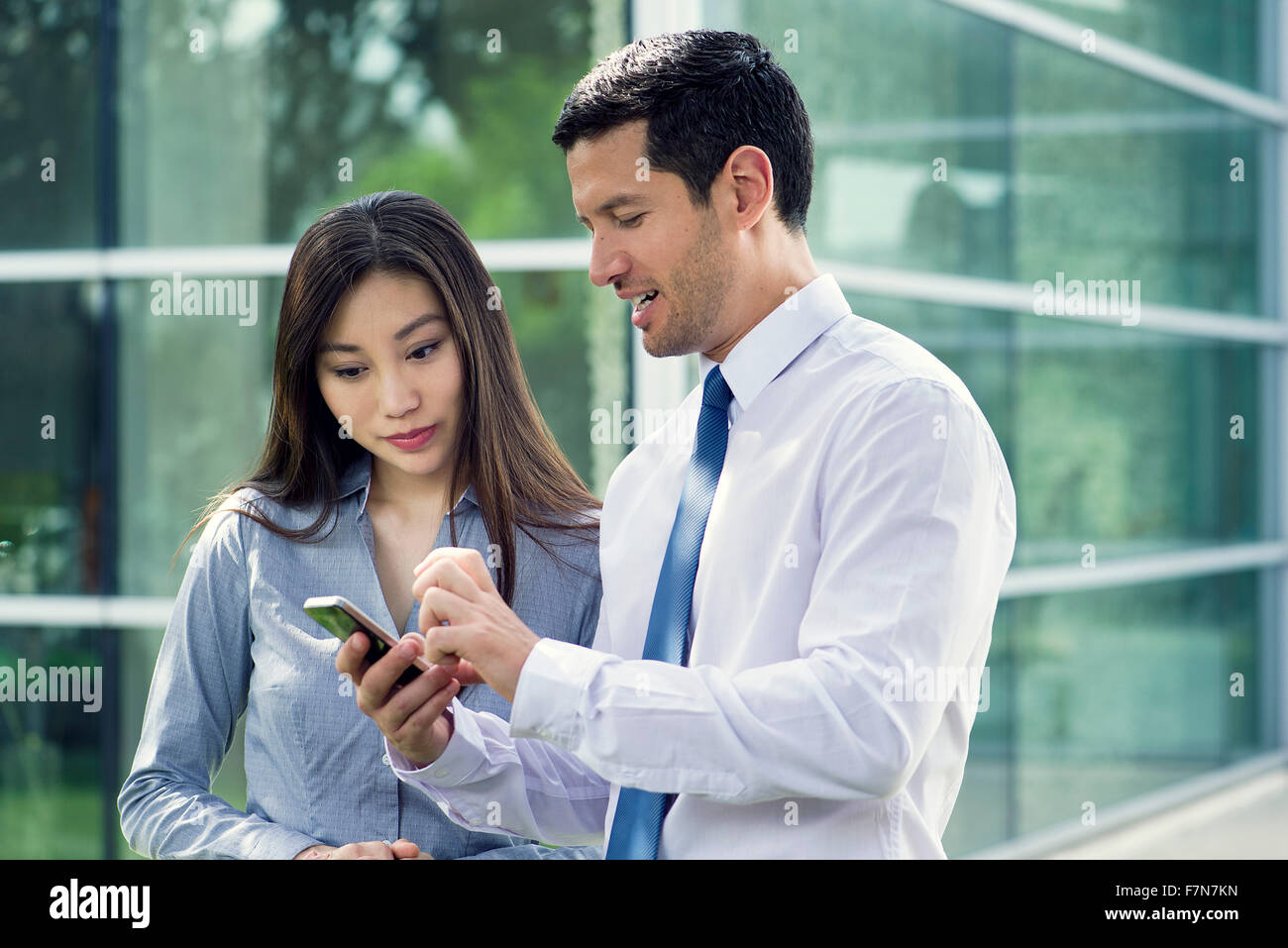 L'homme et la femme ensemble looking at smartphone Banque D'Images