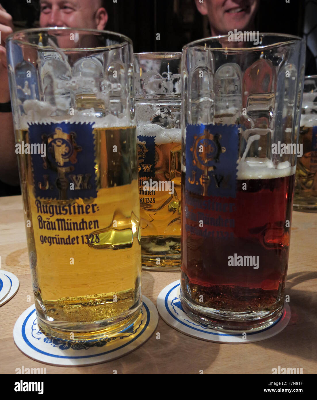 Oktoberfest à Munich,Allemagne,Baveria trois bières Banque D'Images