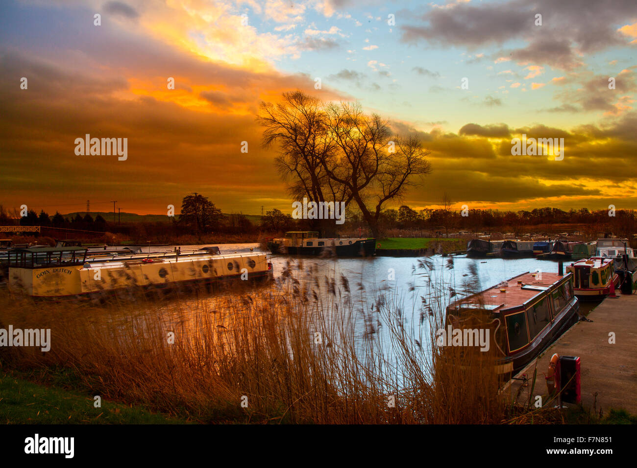 Dawn at Rufford, Burscough, Lancashire, Royaume-Uni décembre 2015. Une pause dans le temps avec un départ assez calme, et un lever de soleil en sourdine donnant des reflets chauds sur la Marina. Fettlers Wharf & Scarisbrick Marina sont situés dans le nord-ouest de l'Angleterre le long du canal de Leeds Liverpool, Près de Ormskirk.The Marina est situé dans le village historique de Rufford près de Rufford ancien hall et est une entreprise familiale avec amarres résidentielles pour 100 bateaux jusqu'à 60 pieds de longueur, et qui peut accueillir à la fois des bateaux à poutres étroites et larges et des croiseurs de canal. Banque D'Images