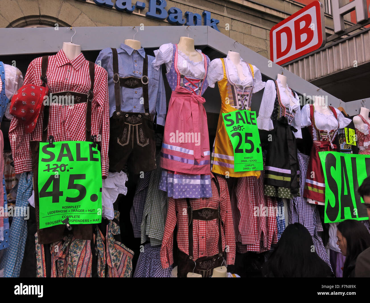 L'habillement pour l'Oktoberfest, Munich à Hauptbahnhof, réduit le week-end dernier,120 à 45 Euros Banque D'Images