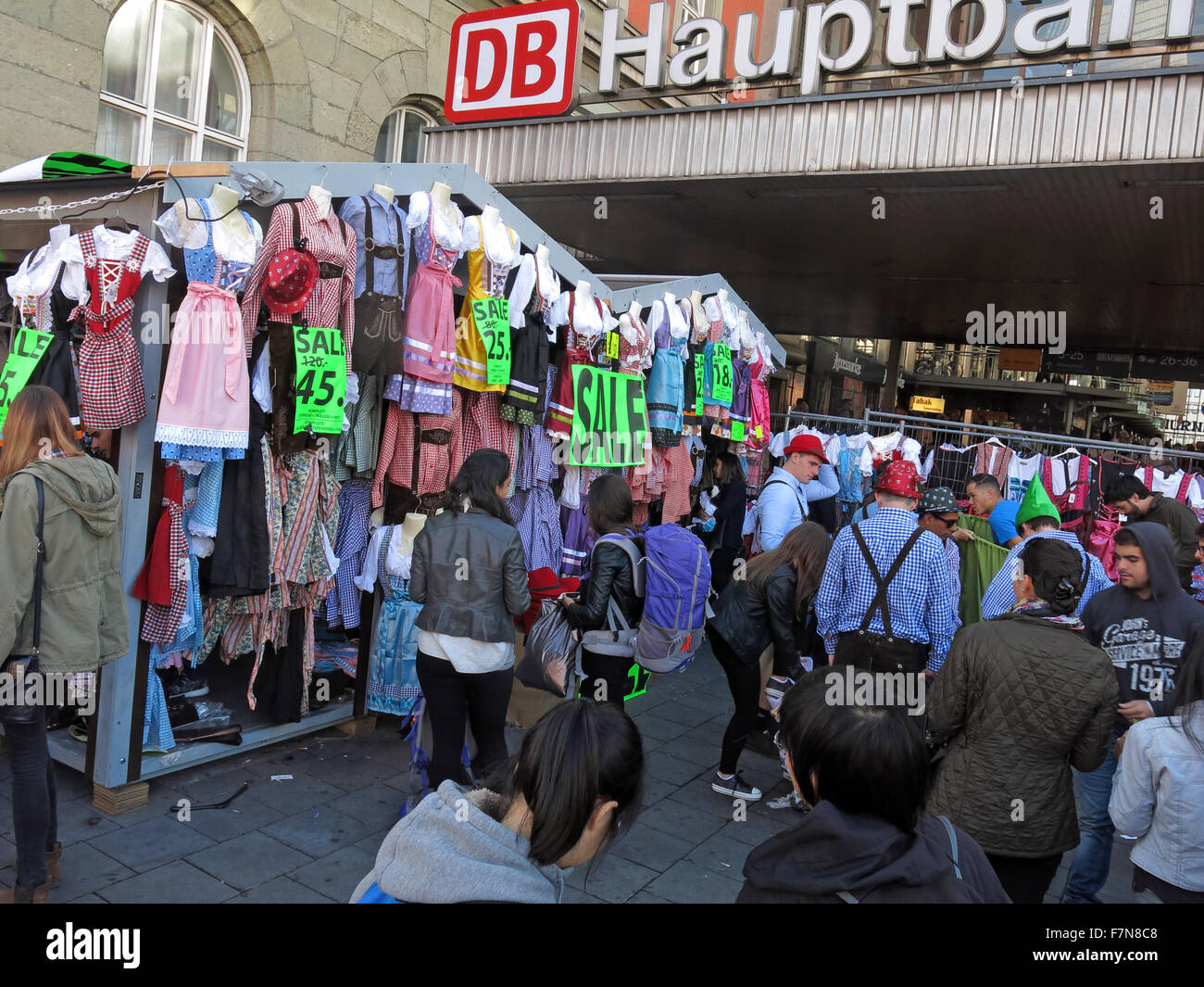 L'habillement pour l'Oktoberfest à Munich Hauptbahnhof,réduit, dernier week-end Banque D'Images