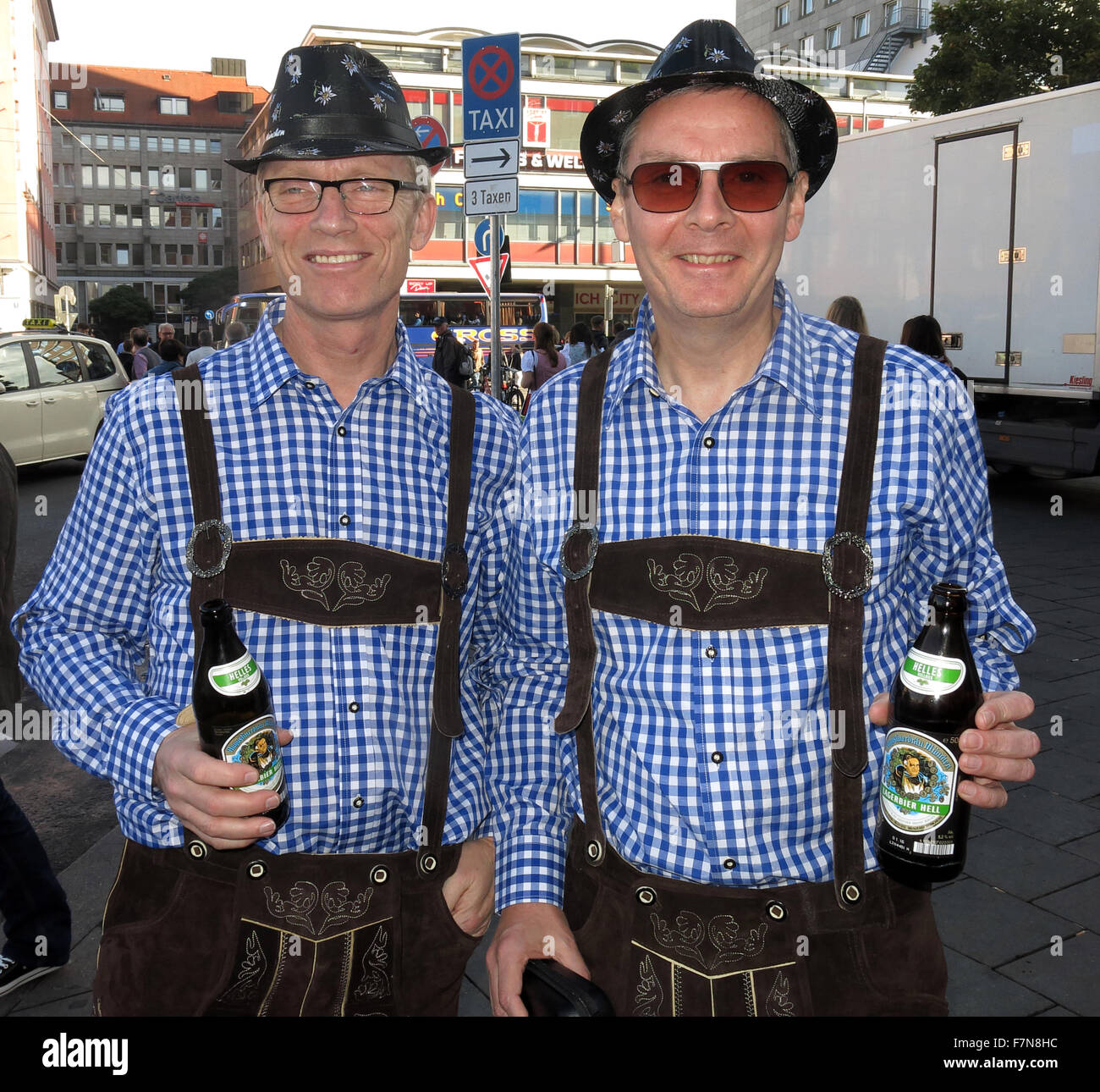 Oktoberfest à Munich,Allemagne,Baveria. Deux touristes en Lederhosen, Banque D'Images