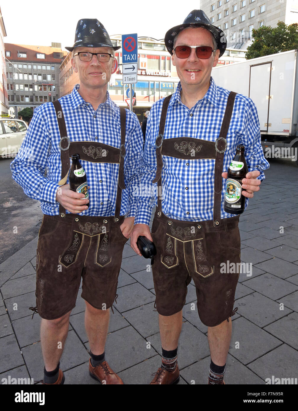 Oktoberfest à Munich,Allemagne,Baveria. Deux touristes en Lederhosen, Banque D'Images