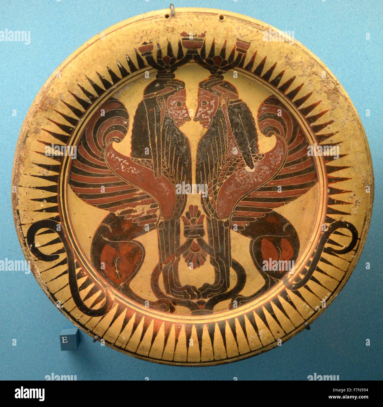Assiette décorée avec deux sphinx mythique, une créature avec le visage d'un humain, bofy de lion et des ailes. En date du 600 avant J.-C. Banque D'Images