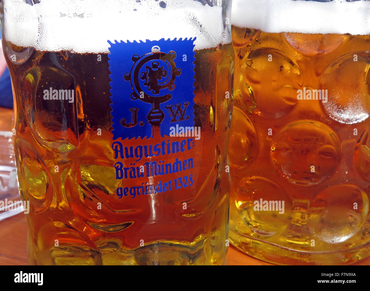 Oktoberfest à Munich,Allemagne,Baveria Deux bier steins Banque D'Images