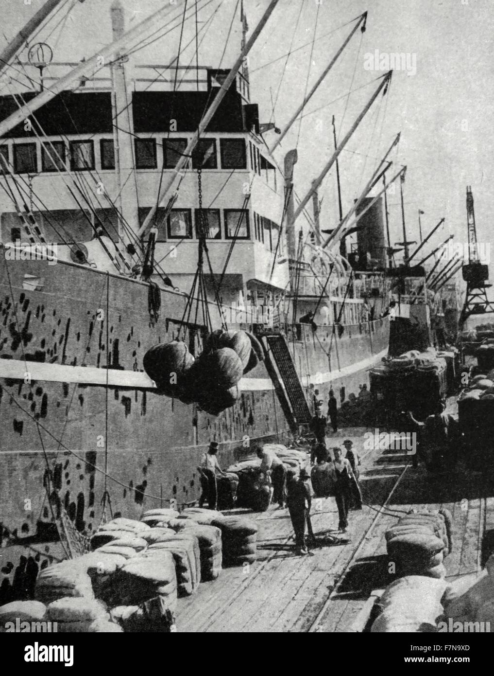 Photographie de balles de laine étant chargé à Victoria Docks à Melbourne. La laine était le principe produit d'exportation. Datée 1938 Banque D'Images