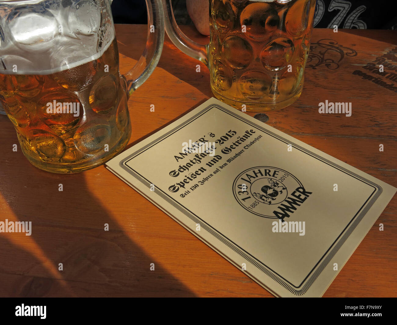 Ammer bier menu tente pour l'Alimentation et boisson,Bavière Munich Oktoberfest,,Allemagne,avec litre stein de bière Banque D'Images