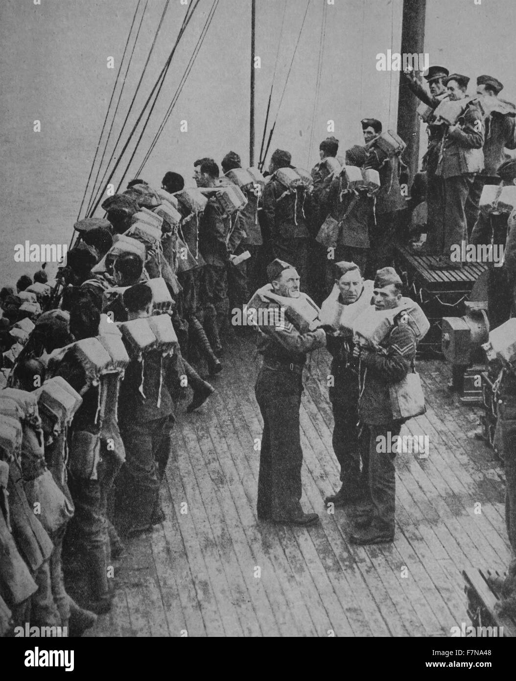 Photographie de soldats britanniques traverse la Manche portant des canots de sauvetage. Datée 1914 Banque D'Images