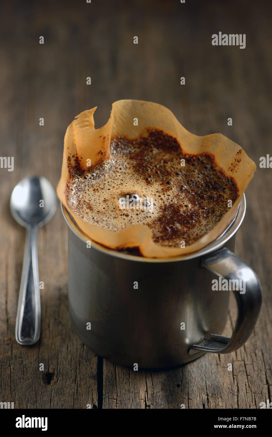 Tasse de café dans le porte-filtre et Banque D'Images