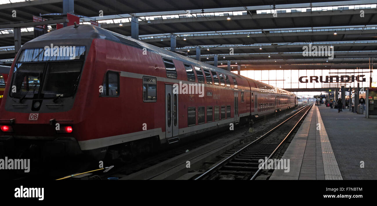 München Hauptbahnhof,red double decker train avec Grundig annonce Banque D'Images