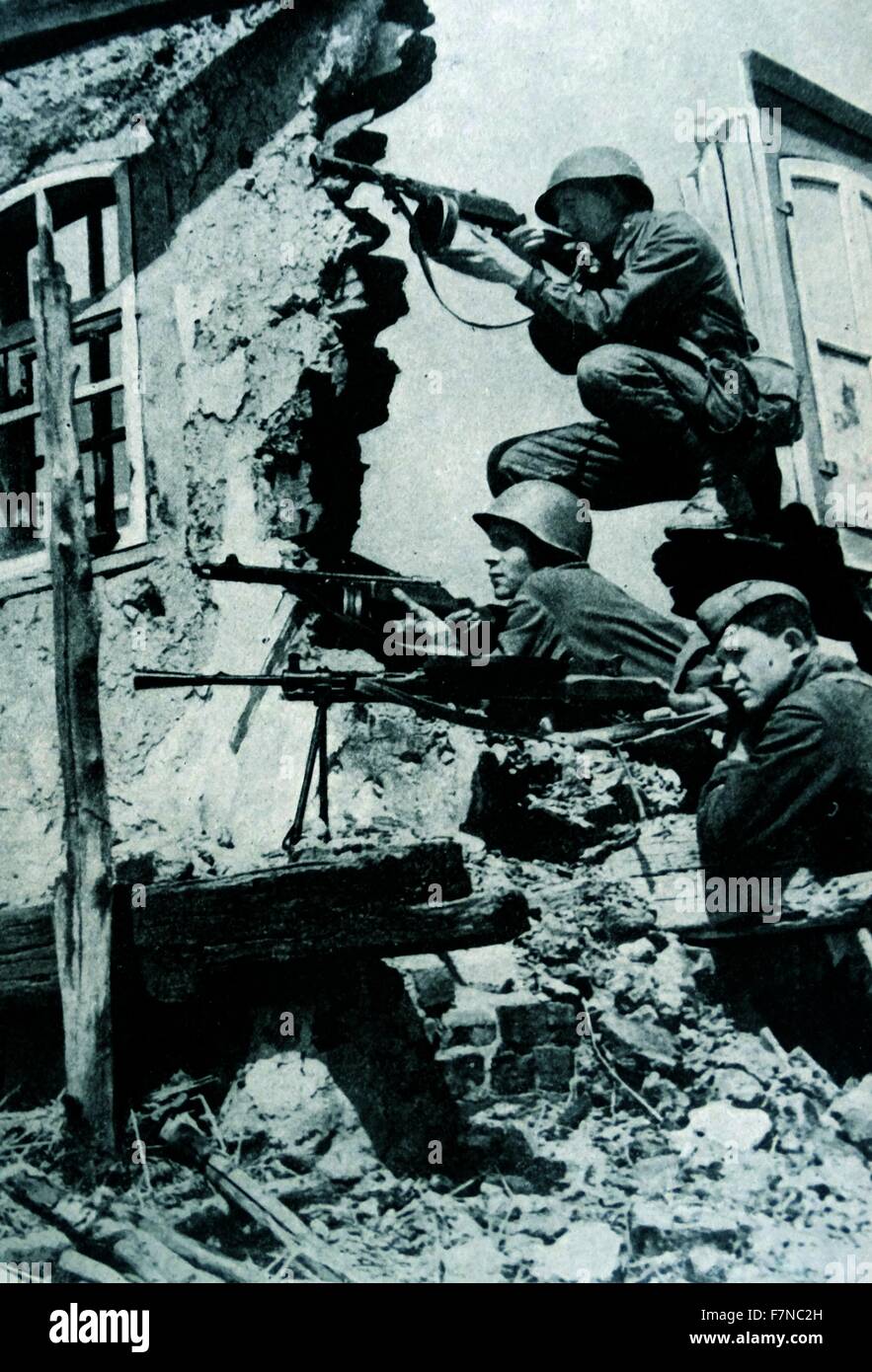 Photographie de mitrailleurs légers soviétique après avoir fait irruption dans un village tenu par l'ennemi en dehors de Kharkov. Datée 1941 Banque D'Images