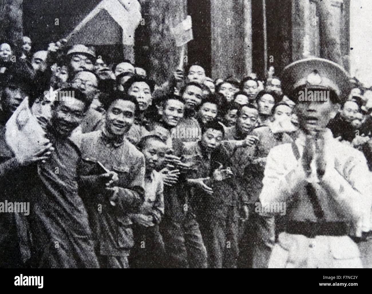 Photographie de la population de Chungking se félicitant de la Mission parlementaire britannique à l'invitation du Général Chiang Kai-shek (1887-1975). Datée 1942 Banque D'Images