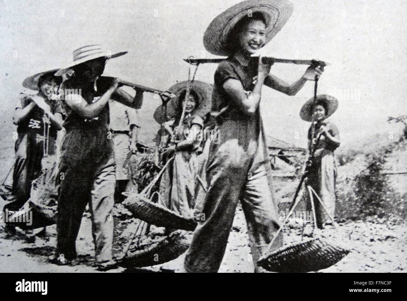 Photographie de certains des élèves de sexe féminin d'Linkiang College de préparer le nouveau jeu après avoir été transférés de Shanghai à Chungking. Datée 1941 Banque D'Images