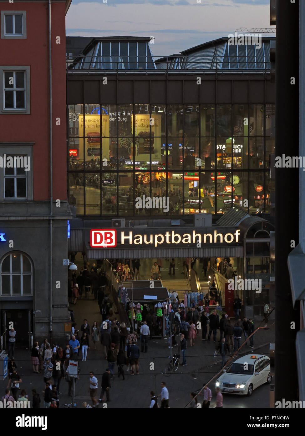 München Hauptbahnhof à nuit / crépuscule Banque D'Images
