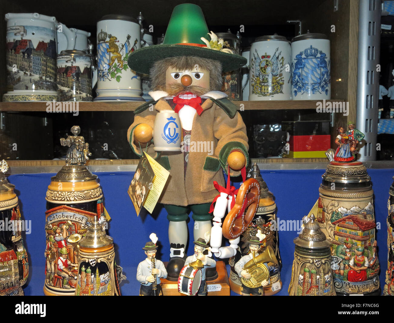Affichage de vitrine de l'Oktoberfest, Munich, Allemagne ; Stein, poupées, T-shirts et autres souvenirs Banque D'Images