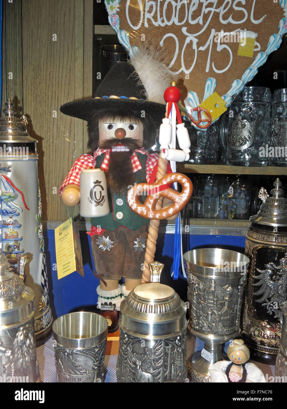 Affichage de vitrine de l'Oktoberfest, Munich, Allemagne ; Stein, poupées, T-shirts et autres souvenirs Banque D'Images