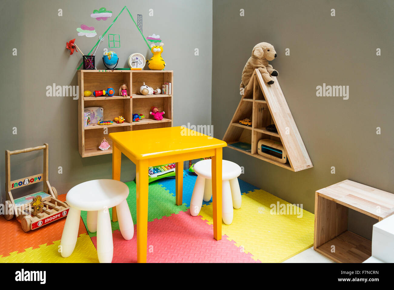 Les enfants Aire de jeux pour enfants avec des jouets et des meubles Banque D'Images