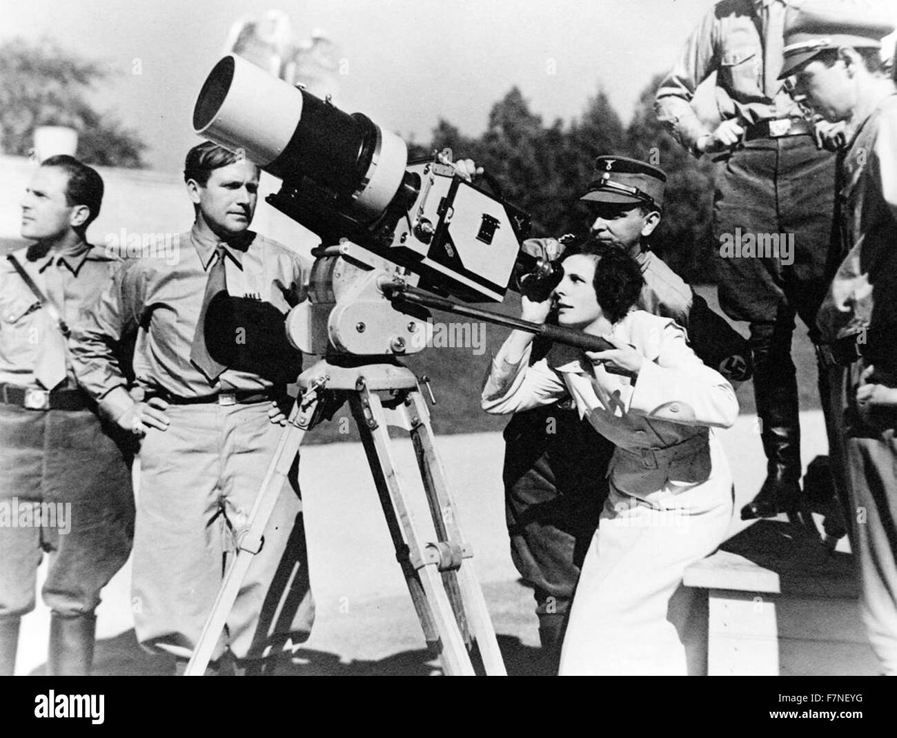 Photographie de Leni Riefenstahl (1902-2003) German film réalisateur, producteur, scénariste, éditeur, photographe, actrice et danseuse. Riefenstahl ressemble à travers l'objectif d'une grande caméra avant de prendre les 1934 de Nuremberg en Allemagne. Daté 1934 Banque D'Images