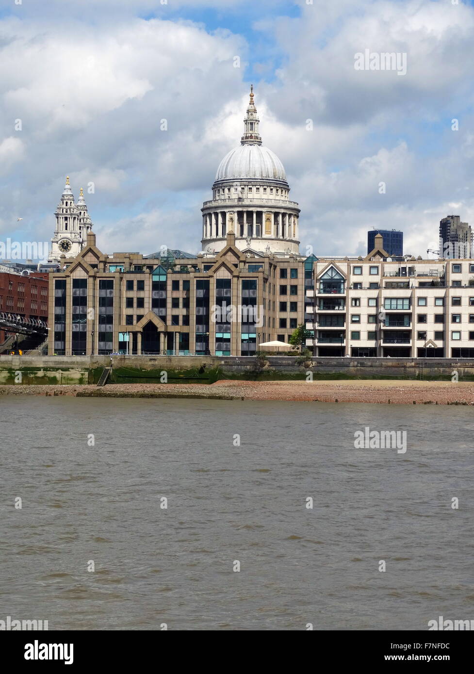 Photographie de la coupole de la cathédrale Saint-Paul, une cathédrale anglicane, le siège de l'évêque de Londres et l'église-mère du diocèse de London. Datée 2015 Banque D'Images