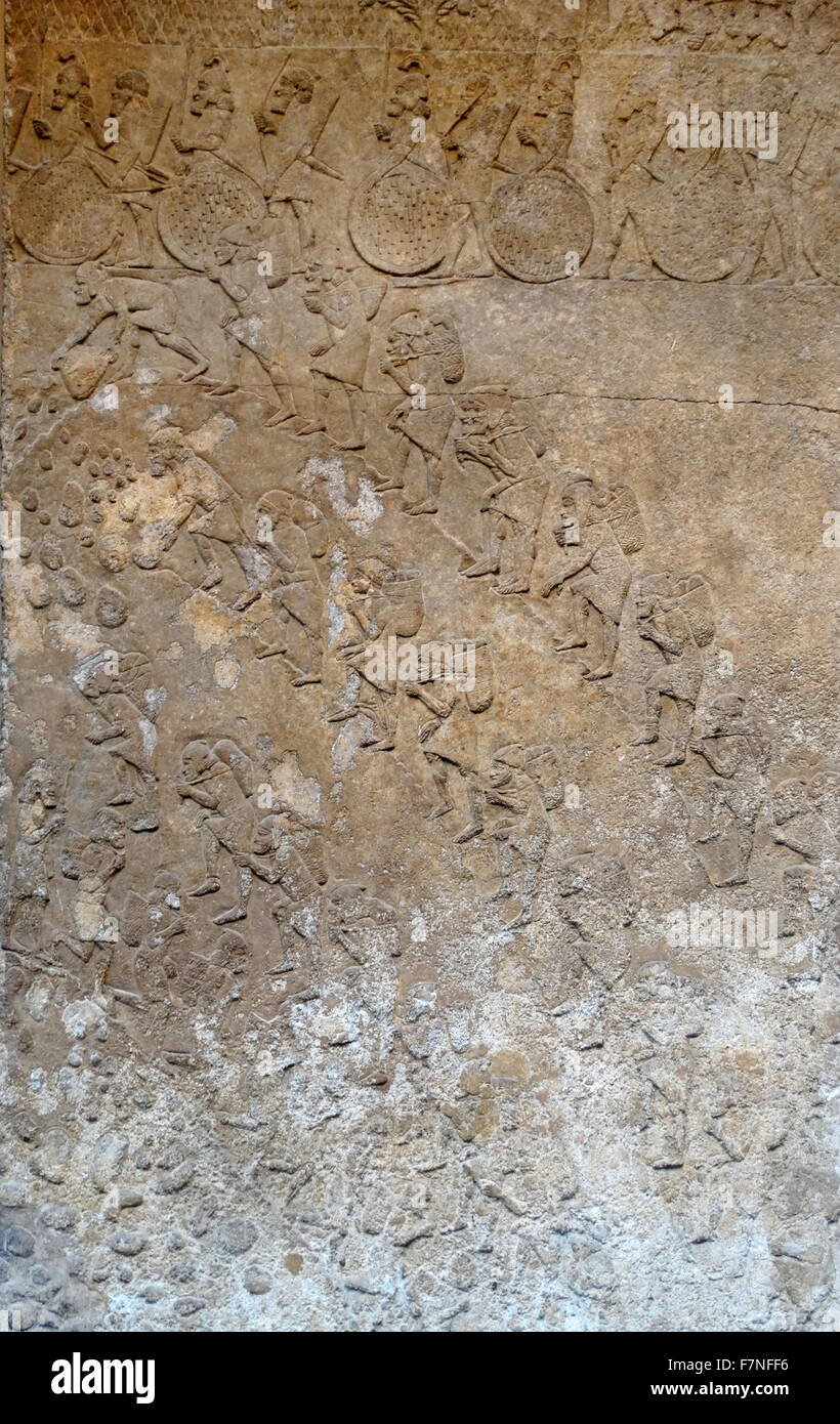 Frise murale représentant les détenus transportant des seaux de pierres pour bâtir un mur. L'assyrien, environ 865-860 BC de Nimrud, Nord-Ouest Palace, de l'Iraq. Banque D'Images