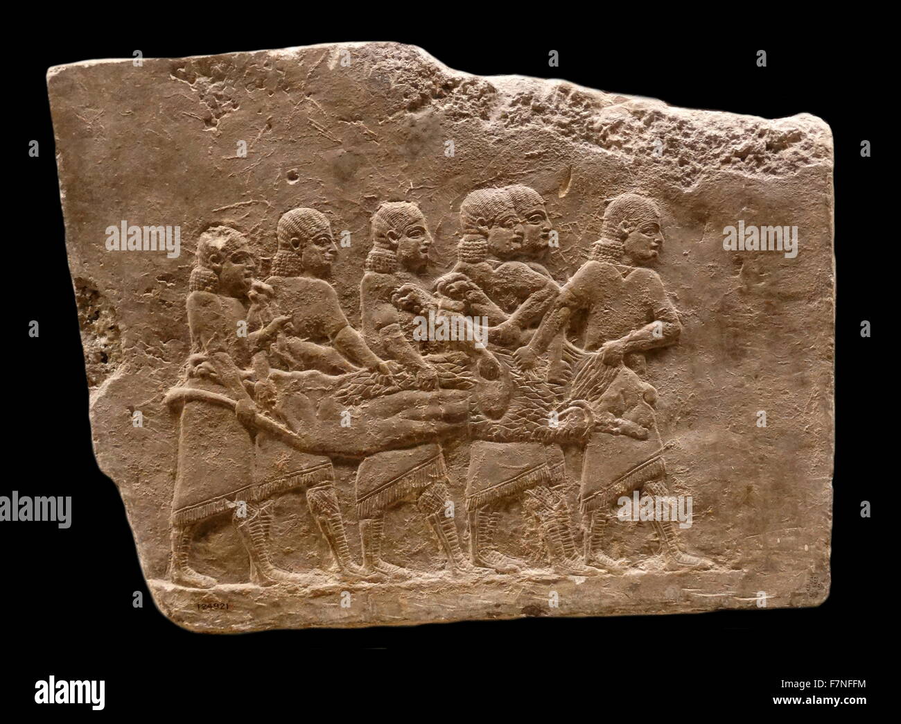 Frise murale représentant des fonctionnaires exerçant son lion mort. L'assyrien, environ 645-635 BC de Ninive, Palais du Nord. L'Iraq Banque D'Images