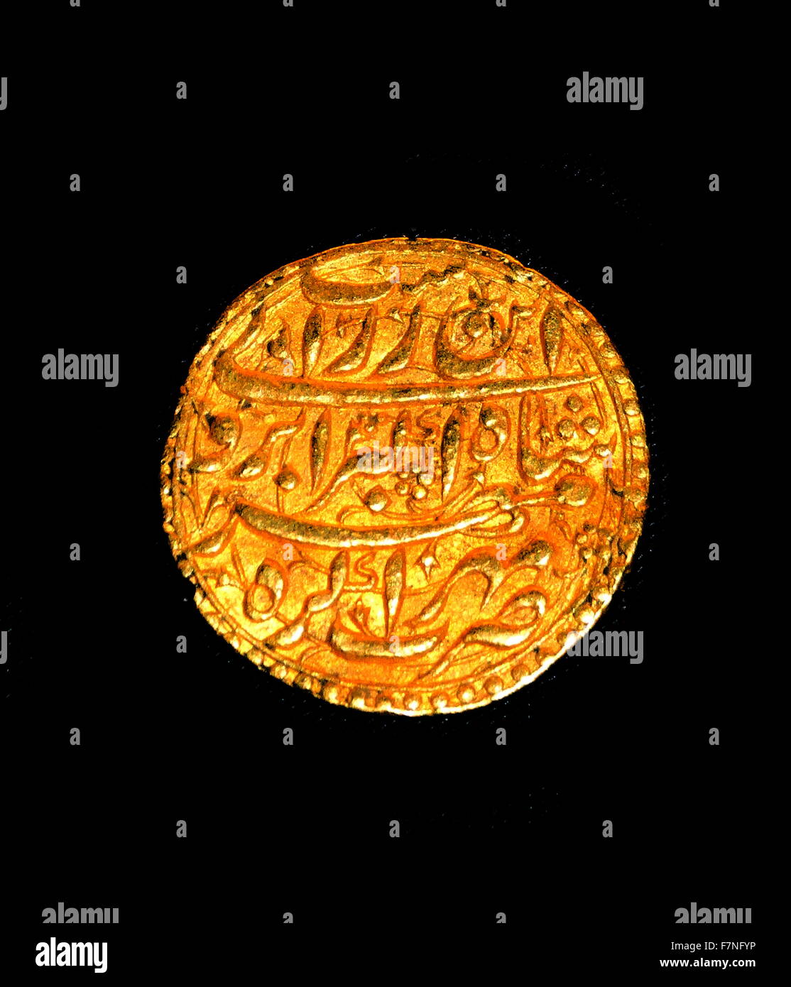 La dynastie safavide, persan silver coin ; Ispahan (Iran), 1697-8. Les rois Safavides (1501-1722) a émis des pièces avec référence au Shi'isme comme religion d'état d'Iran. L'inscription en arabe sur le noms de pièce de Ali, le prophète, son cousin et gendre, en plus de la proclamation de la foi islamique. Banque D'Images
