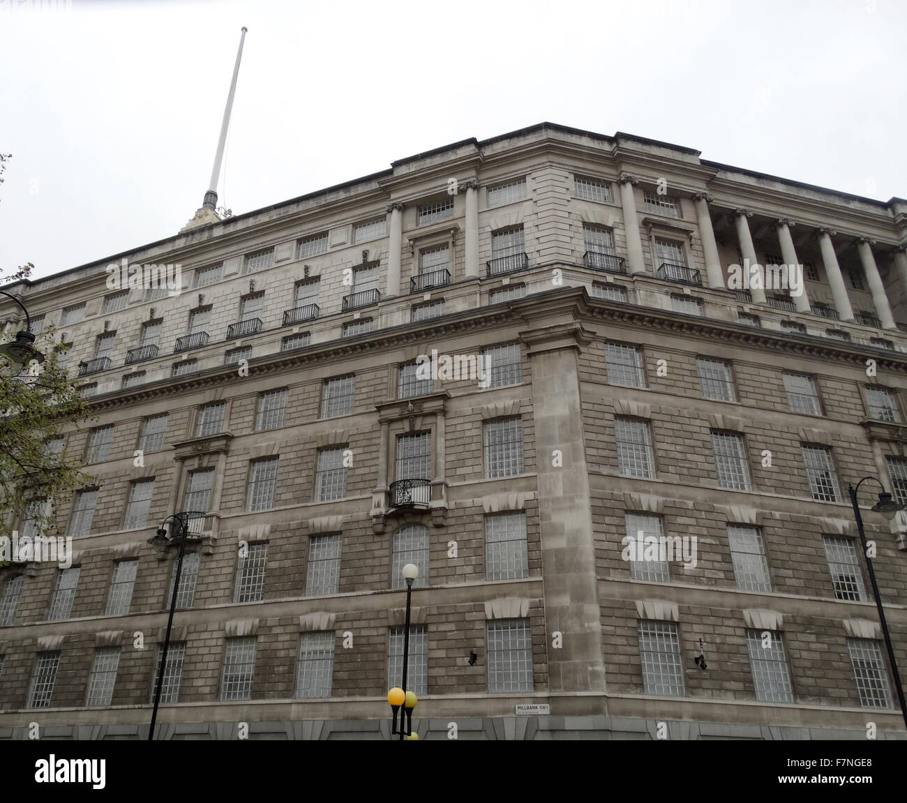 Thames House, Millbank, Londres, sur la rive nord de la Tamise près de Lambeth Bridge. Siège du MI5 (Service de Sécurité Britannique). Datée 2015 Banque D'Images