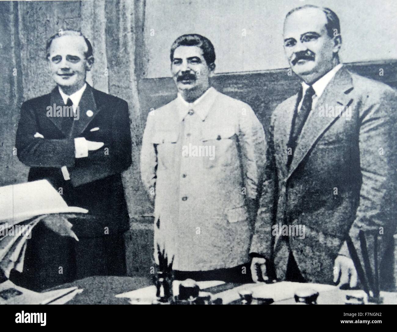 À droite : le ministre des Affaires étrangères, von Ribbentrop, Staline et Molotov le 23 août. Ci-dessous : Adolf Hitler le 1er septembre dans le Reichstag. Banque D'Images