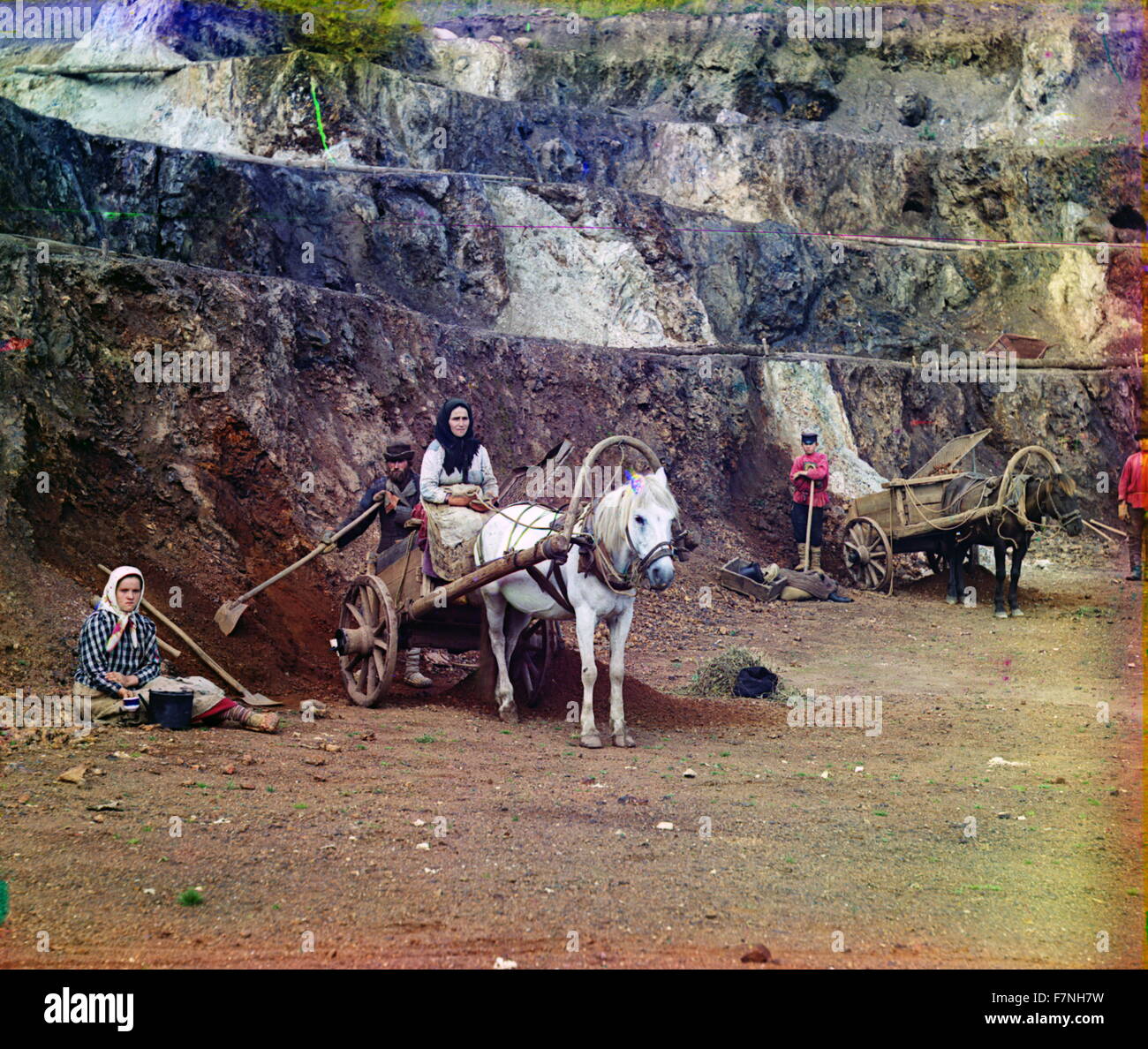 Photographie couleur d'une famille avec des chariots, le travail dans les mines de fer n la Bakaly Hills de l'Oural. Photographié par Sergey Prokudin-Gorsky (1863-1944), un chimiste russe et photographe. Datée 1910 Banque D'Images