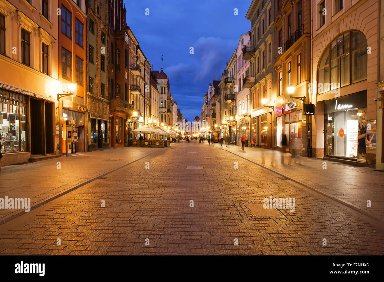 Pologne, Torun, vue de la rue Szeroka au crépuscule du soir Banque D'Images