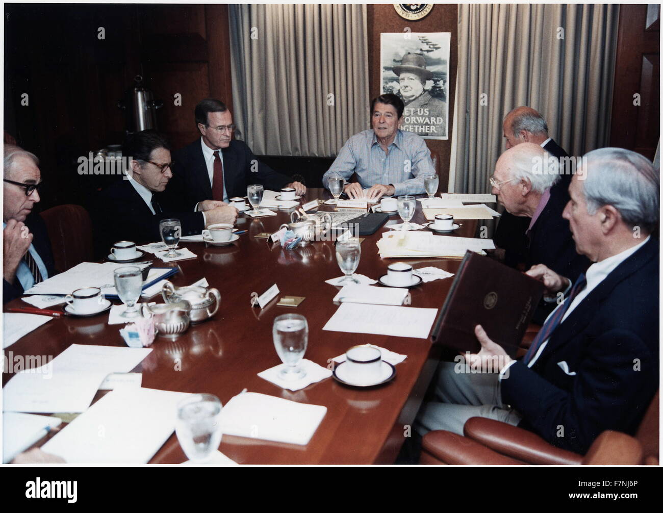 Photographie du président Ronald Reagan la tenue d'une réunion du Conseil national de sécurité sur la piraterie aérienne TWA dans la situation Room de la Maison Blanche. Datée 1985 Banque D'Images