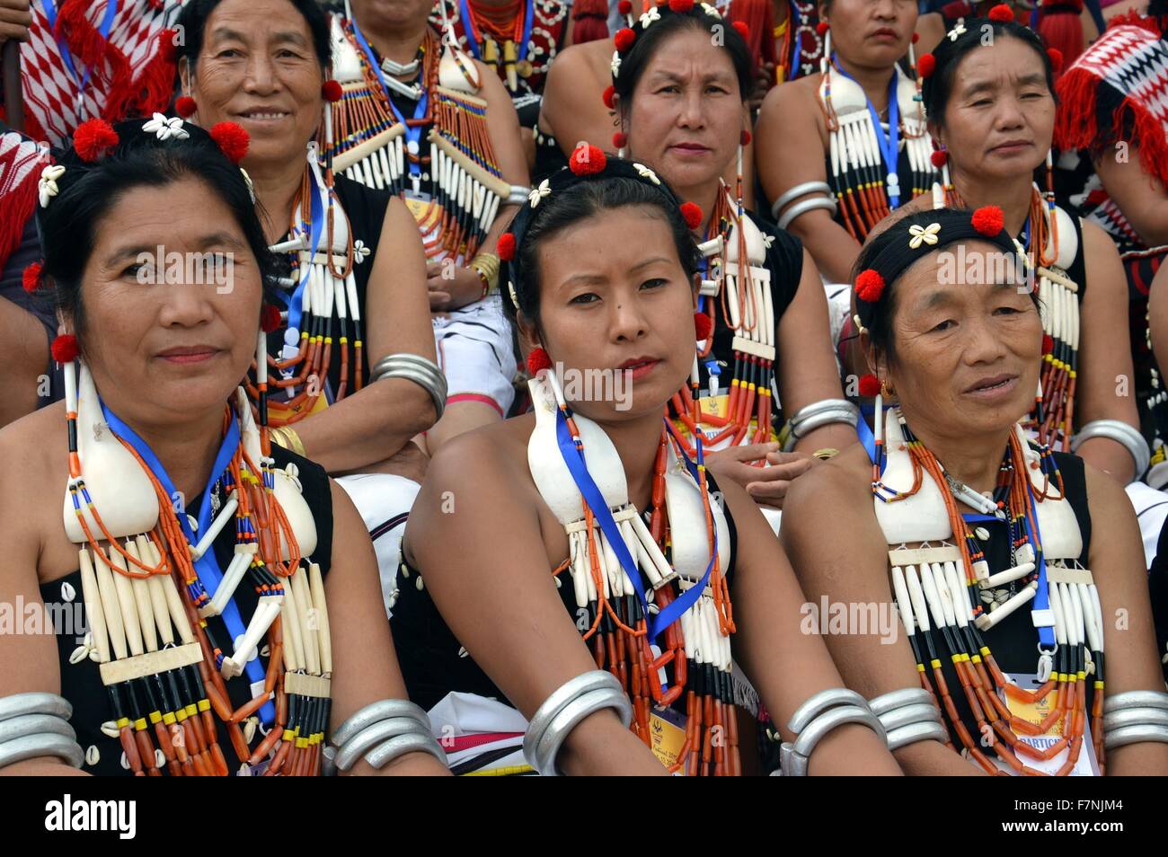 Naga, l'Inde. 1er décembre 2015. Groupe de tribus Naga dans leurs costumes traditionnels à l'Hornbill festival 2015. Nagas sont un groupe ethnique vivant dans la région nord-est de l'Inde, à la frontière du Myanmar. . Photo par Abhijit Crédit : Bose Bose Abhijit/Alamy Live News Banque D'Images