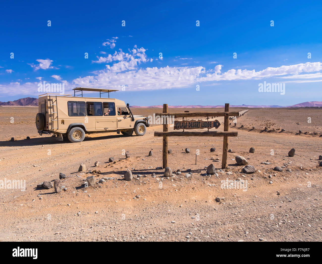 La Namibie, véhicule, Hardap sur chemin de terre et signe pour un lodge Banque D'Images La Namibie, véhicule, Hardap sur chemin de terre et signe pour un lodge Banque D'Images