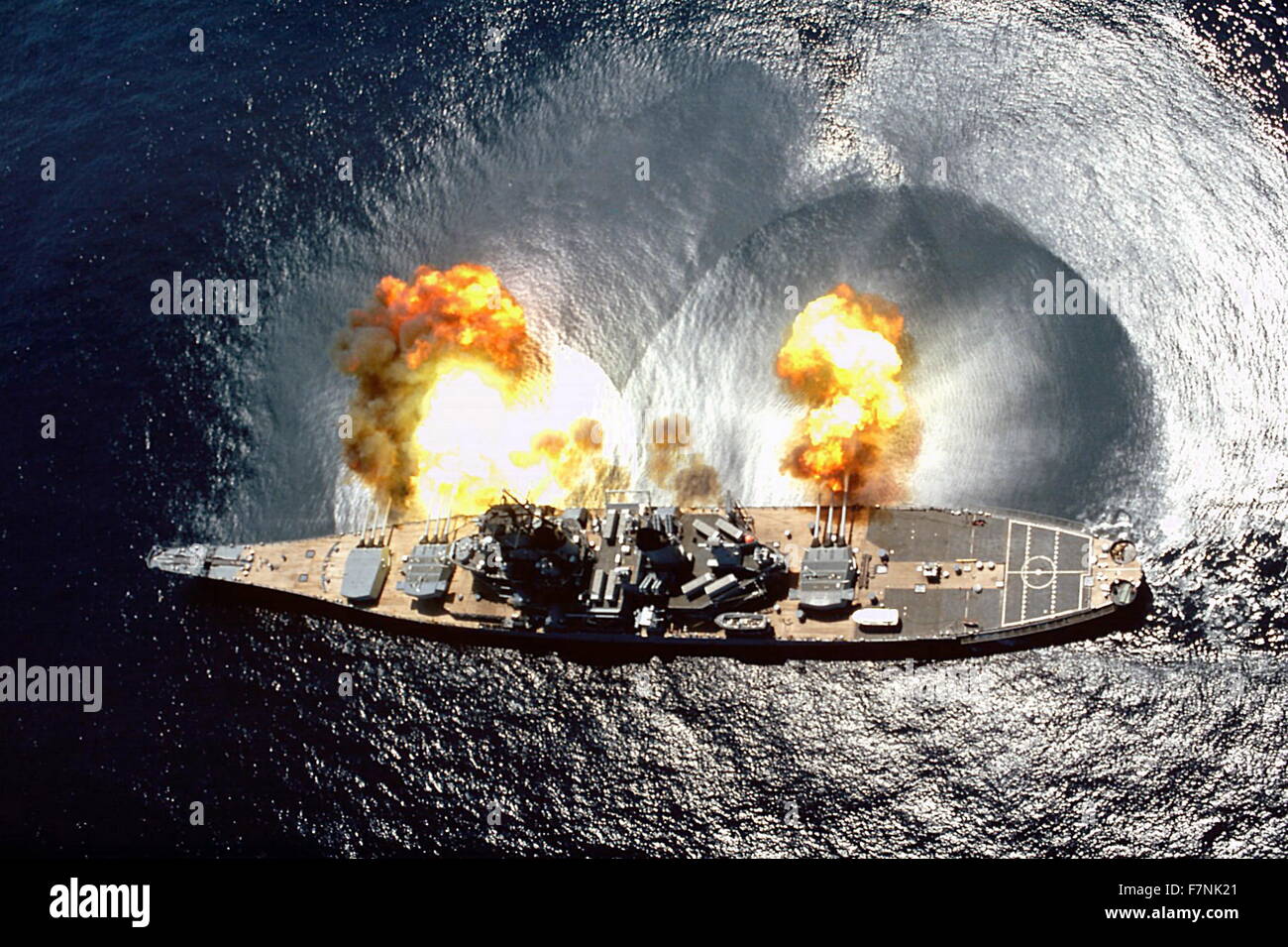 Le cuirassé de la Marine américaine, le USS Iowa, au cours de la pratique de tir au large de l'île de Vieques, Puerto Rico, 1984 Banque D'Images