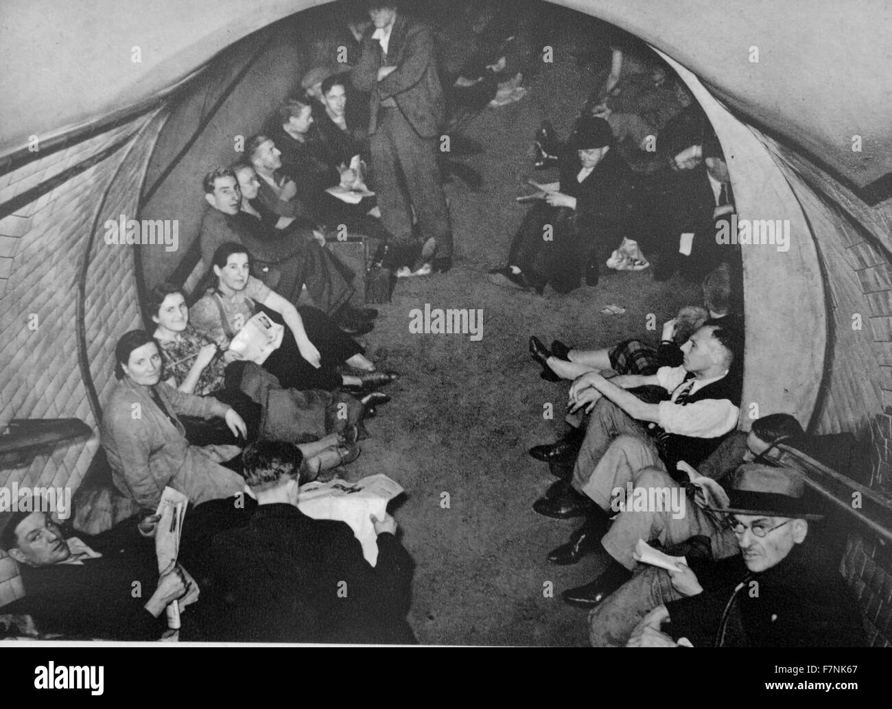 Les civils s'abritent dans une gare ferroviaire se trouve à Londres pendant les raids aériens de l'Allemand Blitz 1940 Banque D'Images