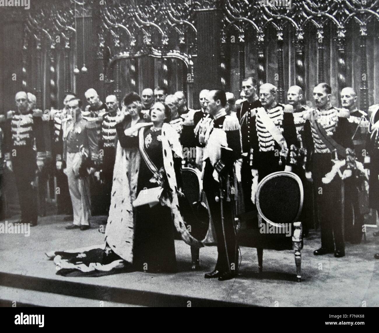 La reine Juliana des Pays-Bas,portant le tout nouveau manteau de couronnement prend son serment du couronnement à côté du prince Bernhard 1948 Banque D'Images